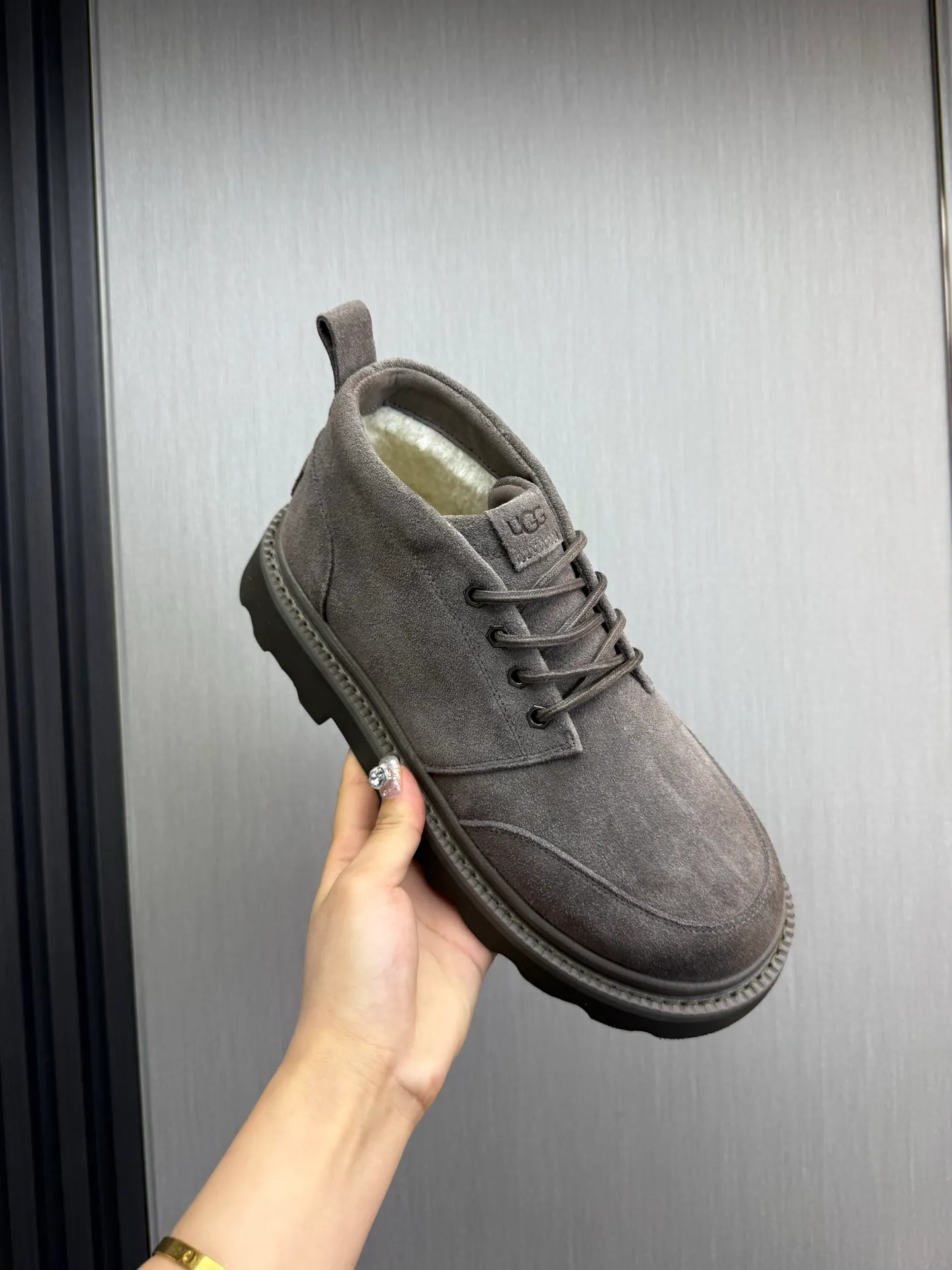 Men's shoes 💰620💰 New UGG fur integrated men's simple and fashionable snow boots. The most worth buying at the end of this year are warm casual shoes. Whether you are out and about at home, their comfortable and warm performance will be your most suitable fashion companion! The material is cowhide upper and imported wool is used inside. Warm and comfortable! The eva+ rubber patch outsole is cushioned, non-slip and wear-resistant, and has good elasticity. It is light and wear-resistant, comfortable and soft, and the new simple cut is more fashionable. It has both practicality and fashion sense, so you no longer have to worry about how to match it in winter, while still maintaining your fashionable taste. High-quality genuine wool. Look at the details for the material! Size: 39-40-41-42-43-44-44 sneaker size